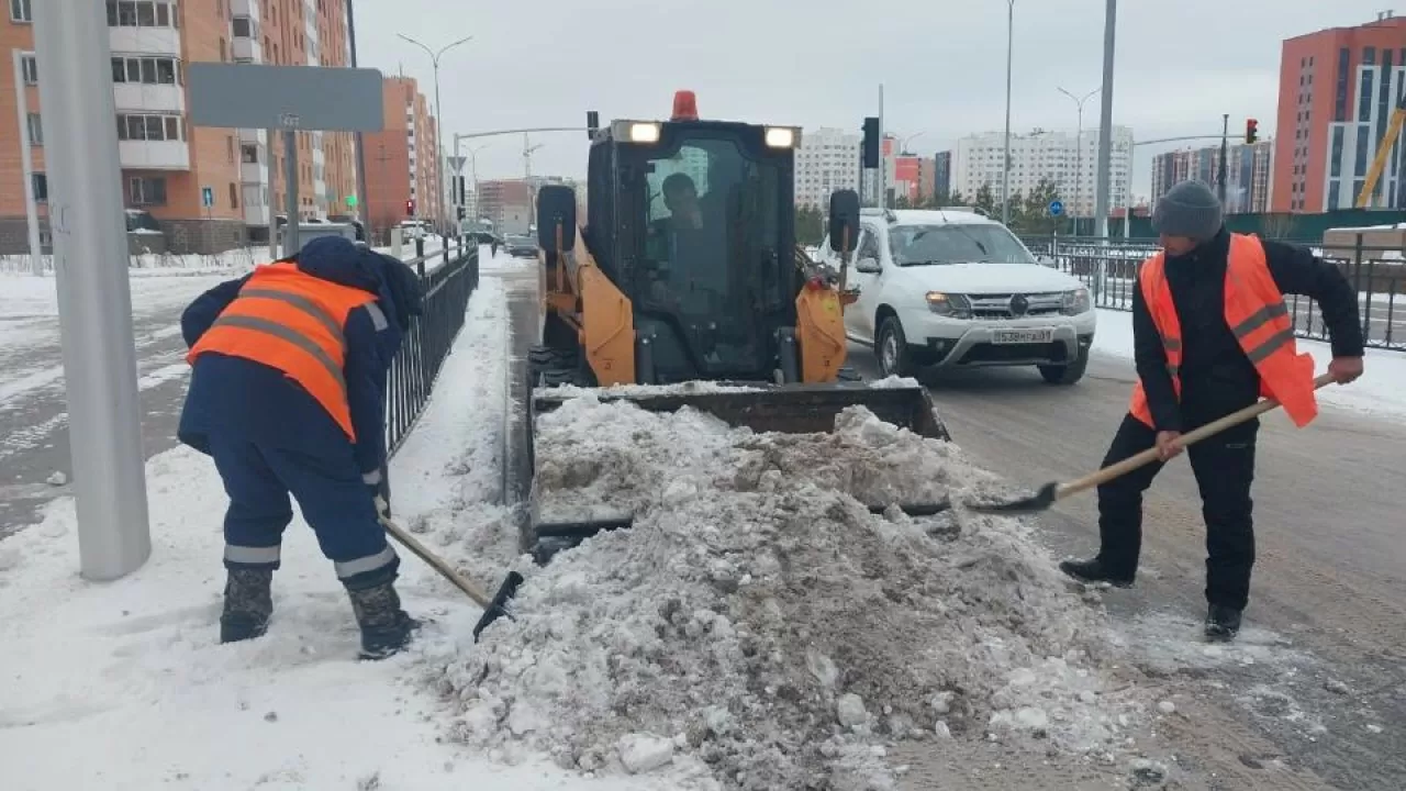 Очистка улиц от снега и льда идет в круглосуточном режиме в Астане 