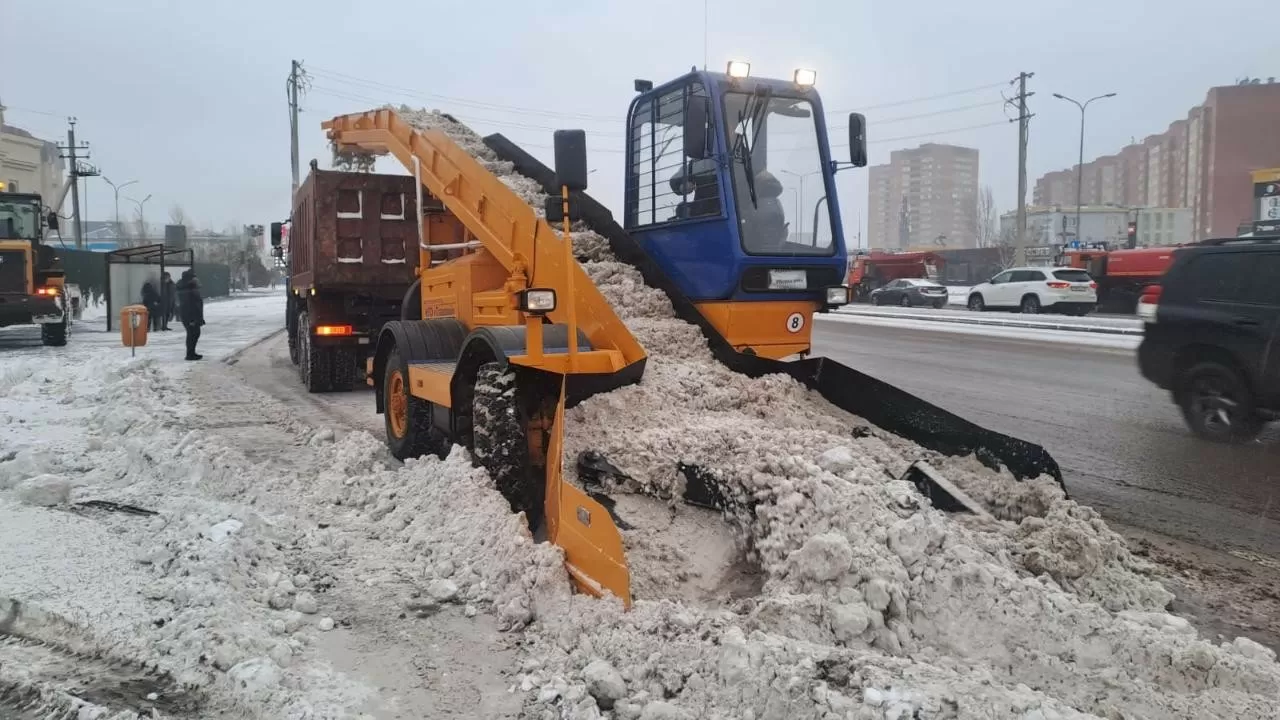 Ударные силы задействованы в уборке снега с улиц Астаны