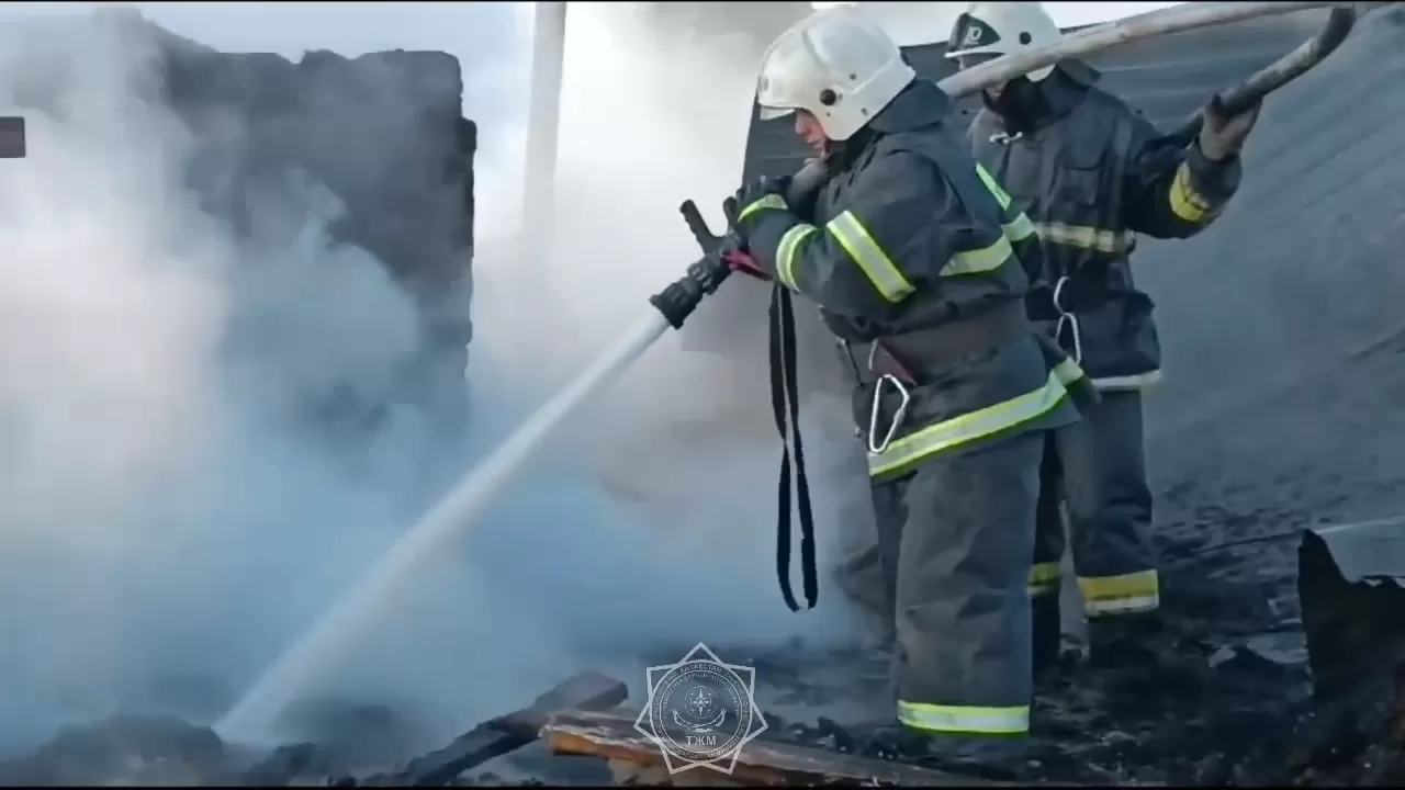 Десятки тонн сена и хозпостройки горели в ЗКО 