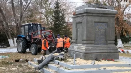 Павлодарда қатты желдің салдарынан Лениннің ескерткіші құлады