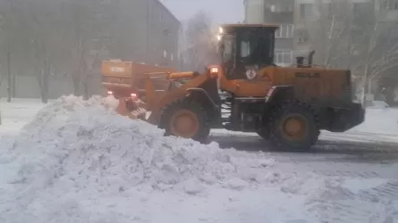 Более 1300 единиц техники убирают снег на улицах Астаны 