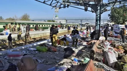 Террорист-смертник устроил взрыв на вокзале в Пакистане, погибли не меньше 25 человек