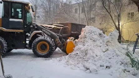 Астанада толассыз қар жауып тұр: көшелерді тазалауға 1300-ден астам арнайы техника шықты