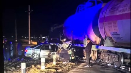 Локомотив снес автомобиль с пассажирами в Акмолинской области  