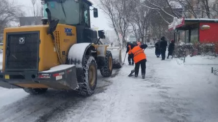 На каких улицах Астаны в первую очередь проводят уборку во время снегопада 