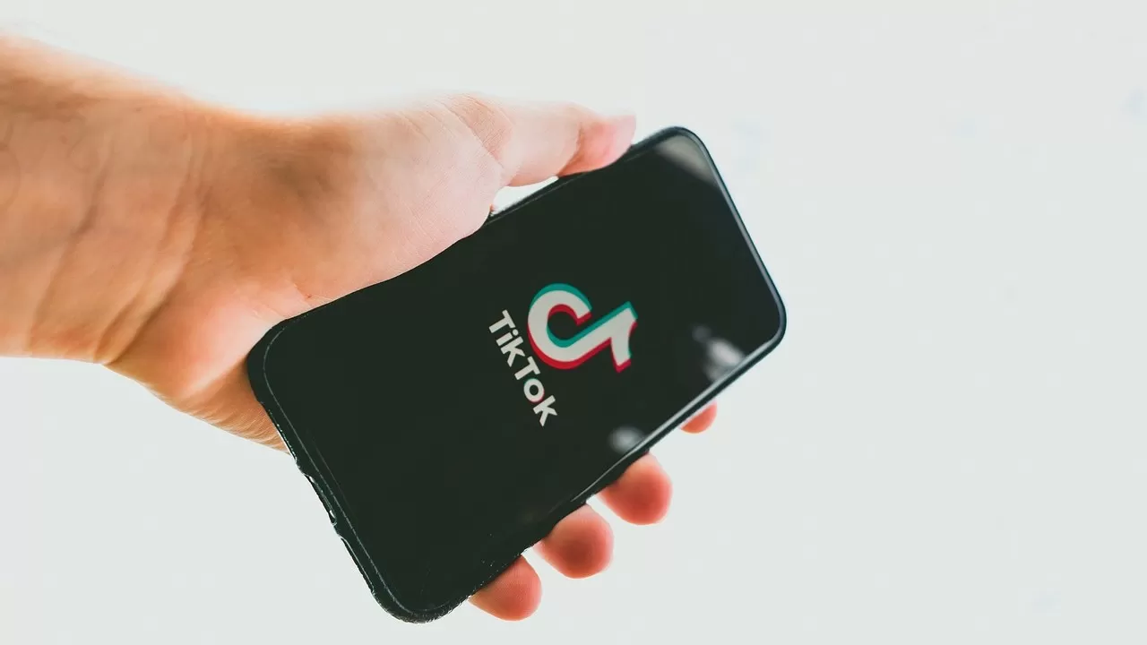 Сенатор TikTok-ты бұғаттауды ұсынды: Үкімет не дейді?