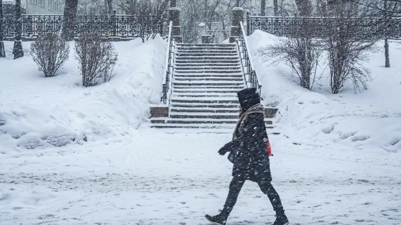 Үш өңірде қар аралас жаңбыр жауып, көктайғақ болатыны ескертілді