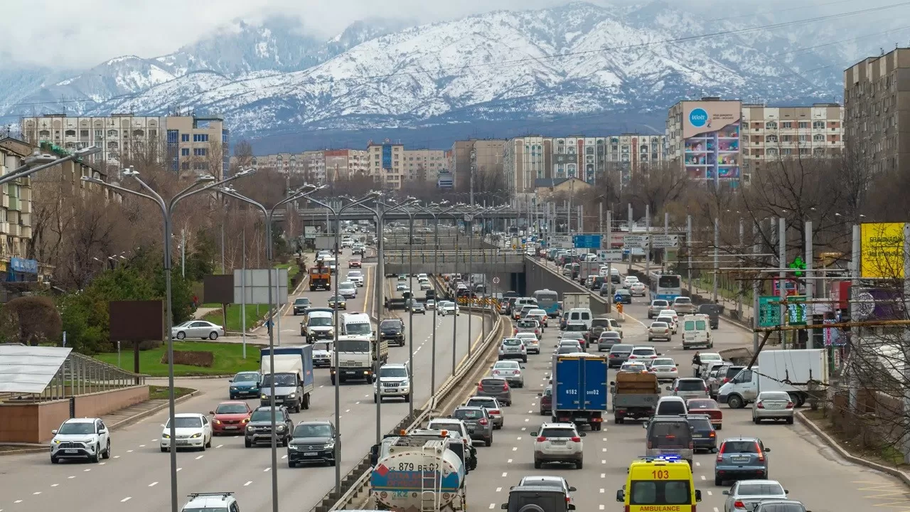 Новые расходы, сборы и штрафы: 2025 год ударит по кошелькам казахстанских автовладельцев