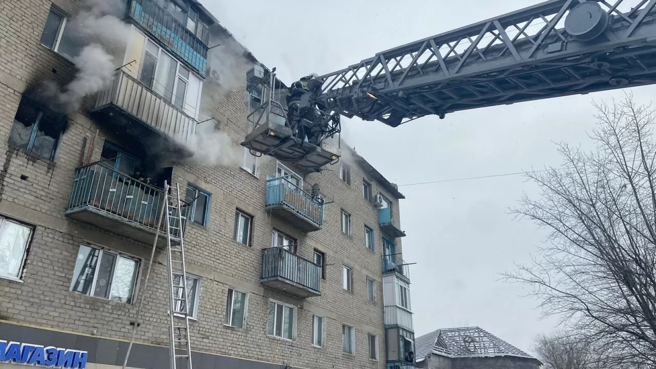 Шесть человек спасено при пожаре жилого дома в Экибастузе 