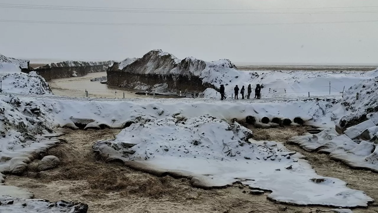 Когда паводок не отступает даже зимой: понтонный мост для села Костанайской области