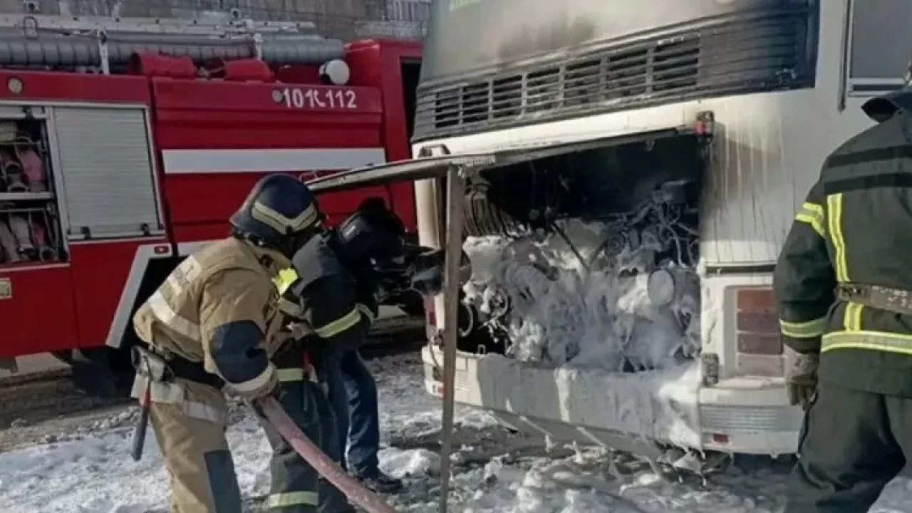 Оралда жолаушылар автобусы өртеніп кете жаздады