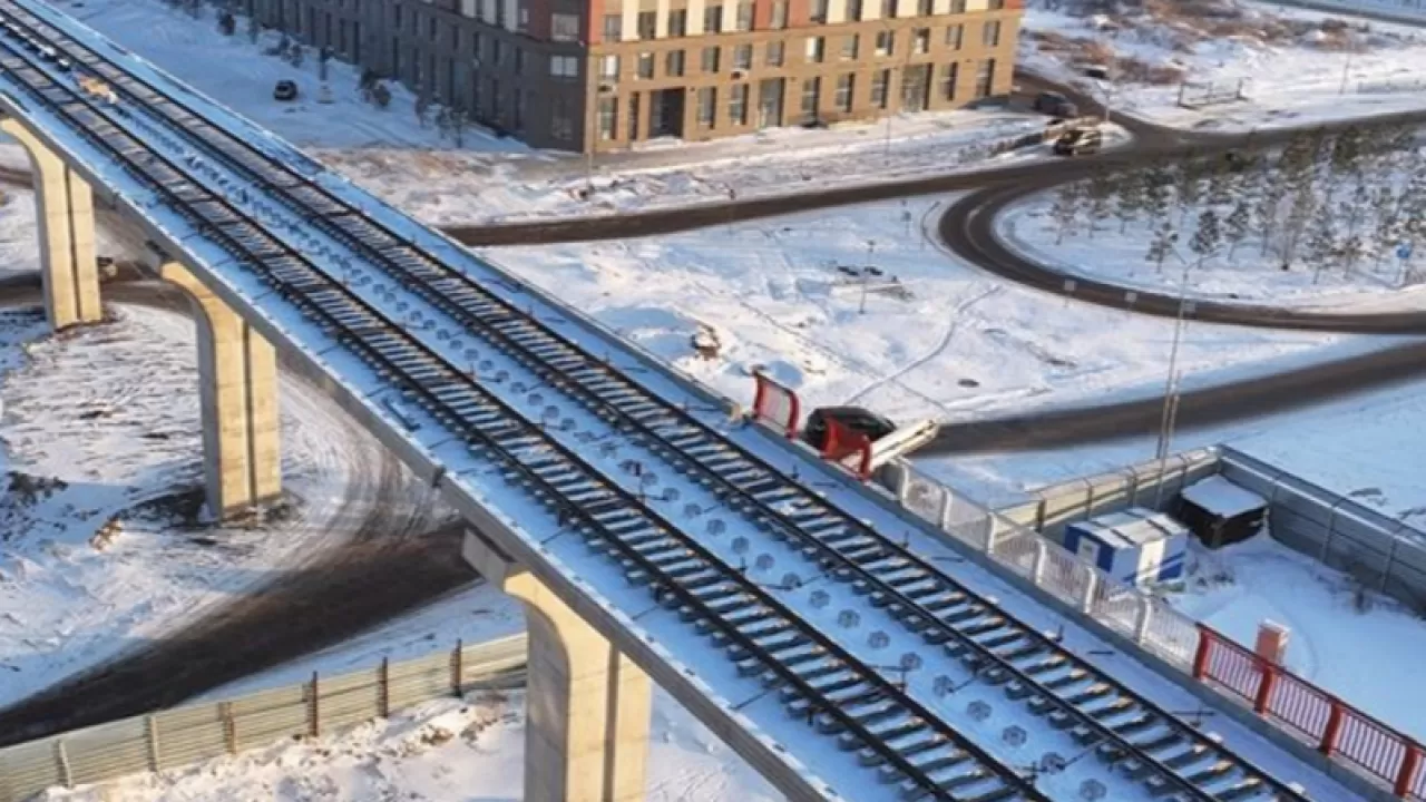 Между станциями LRT проложили первые полкилометра рельсового пути 