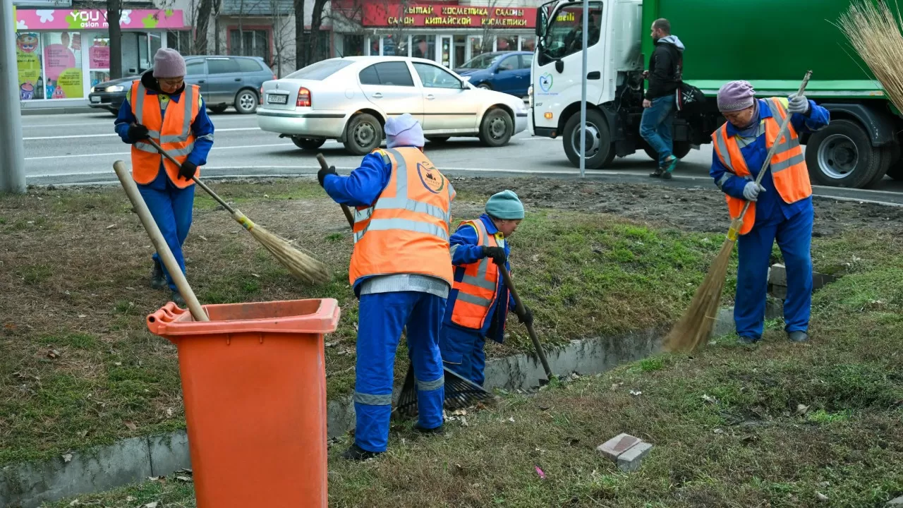 Более 10 тысяч кубометров мусора вывезли за неделю с улиц Алматы