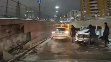 Видео: водитель иномарки снес облицовку в тоннеле в Астане  