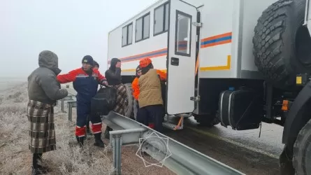 Автобус с пассажирами опрокинулся на трассе в Жамбылской области 