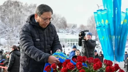 Аким Алматы возложил цветы к монументу Независимости