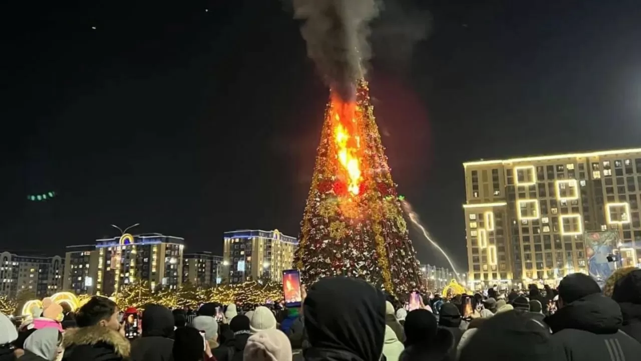 В Шымкенте едва не сгорела главная елка города