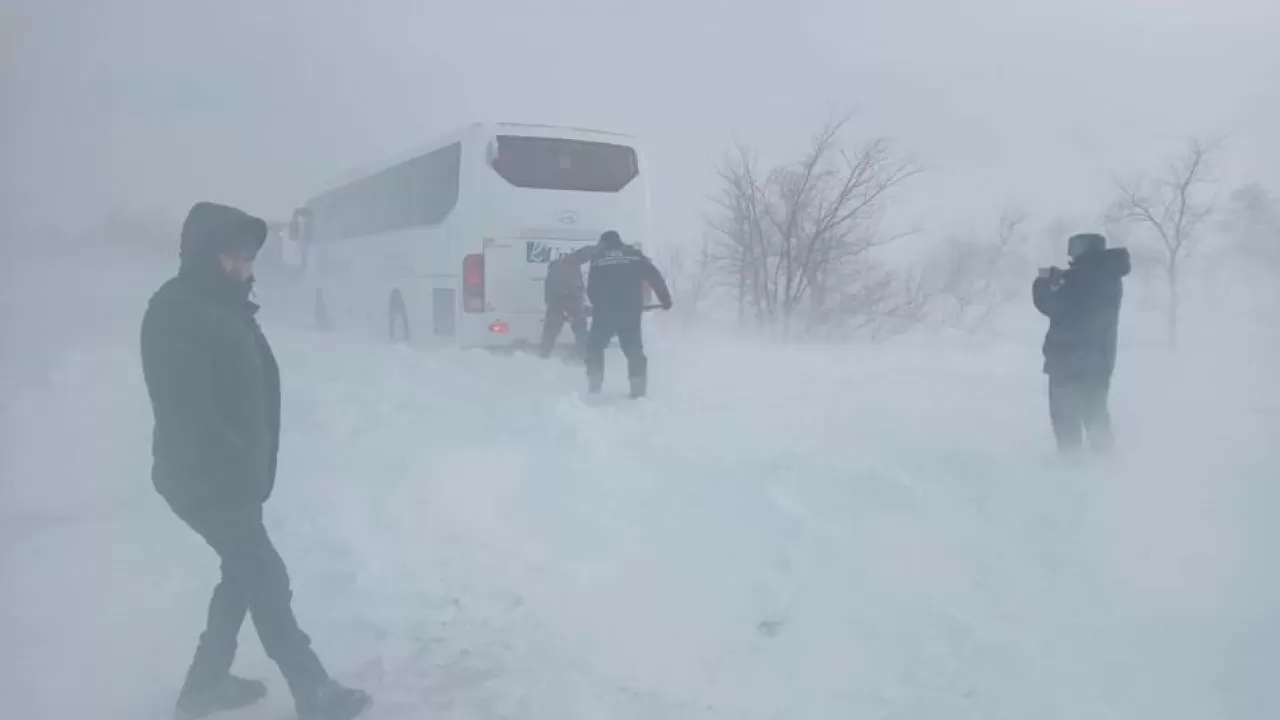 В Казахстане из-за плохой погоды перекрыто 143 участка дорог 