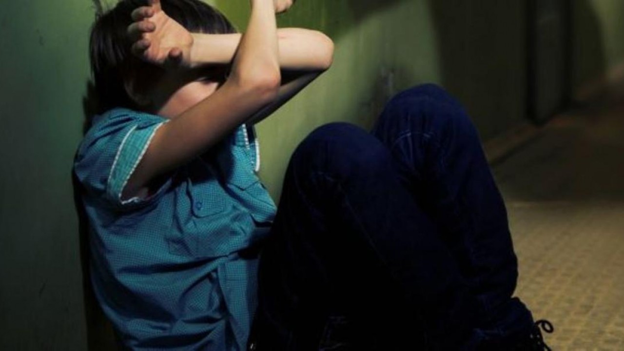 Связал 13 летнюю. Красноярские полицейские. Насилие над несовершеннолетними девчонками. Связанные руки веревкой. Связал 13 летнюю.