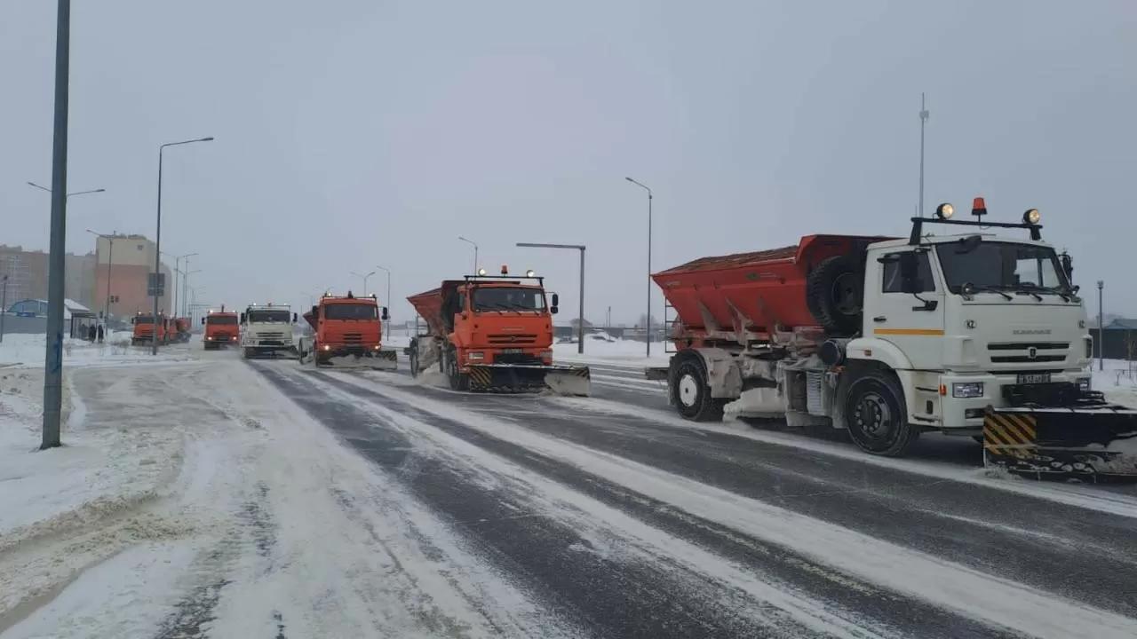 Более 2,5 тыс. дорожных рабочих задействованы в снегоуборке в Астане