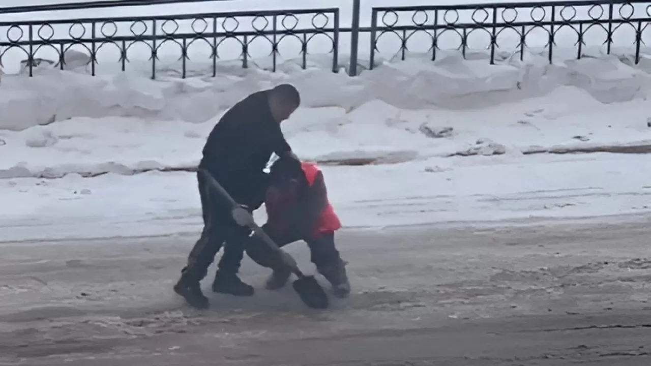 "Тізерлетіп тастады": Астанада апталдай жігіт көше тазалаушыға тиіскен