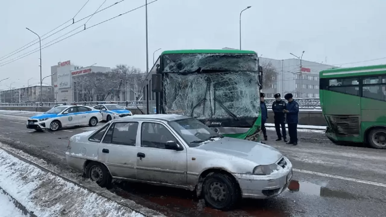 Алматыда 3 автобустың соғысуына кінәлі деп әлі ешкім танылмады 