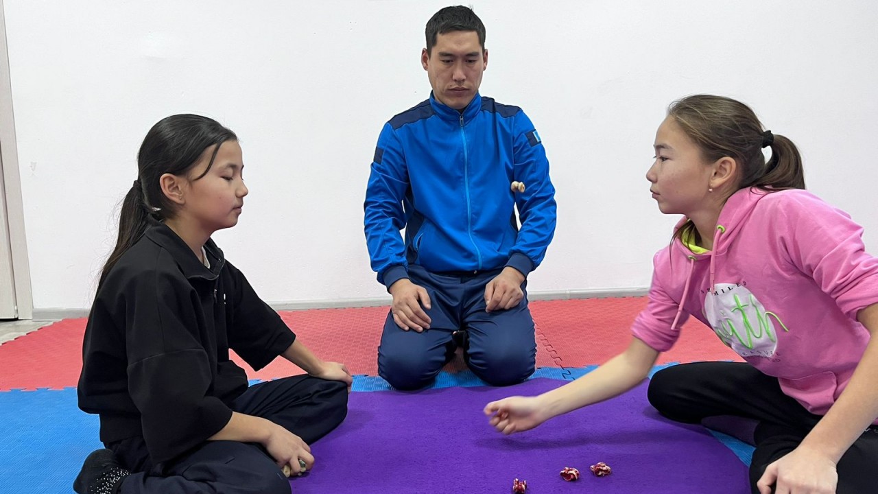 Үлкен кеудесі бар арық қыз порно