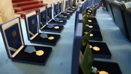 «Ұлт ұстазы» атағын 10 мың теңгеге сатып алады»: Аманжол Әлтаев медальдар қаншадан сатылып жүргенін айтты