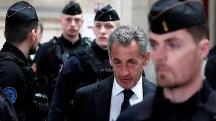 Экс-президенту Франции Николя Саркози сократили срок заключения