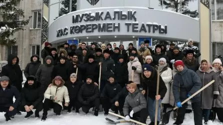 Астанада өнер адамдары қар күреп, коммуналдық қызметкерлерге көмектесті