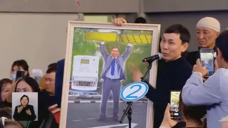 «Мені Антикор алып кетсе ше?»: Алматы тұрғыны Досаевқа ерекше сыйлық жасады
