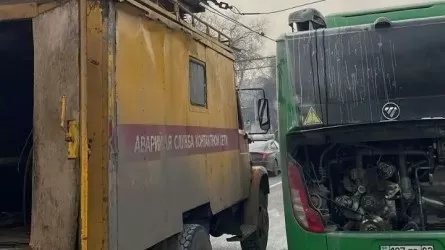 Алматының қақ ортасында автобус өртенді