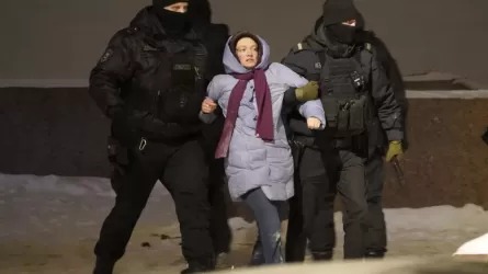 На акциях памяти Навального в России задержано более 100 человек