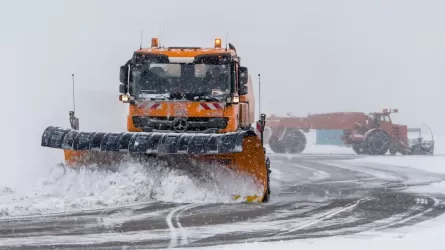 Дорожники мобилизованы для очистки республиканских дорог от снега в Абайской области 