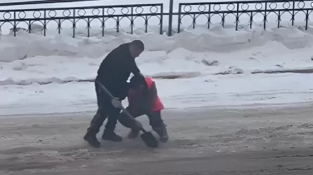 «Тізерлетіп тастады»: Астанада апталдай жігіт көше тазалаушыға тиіскен