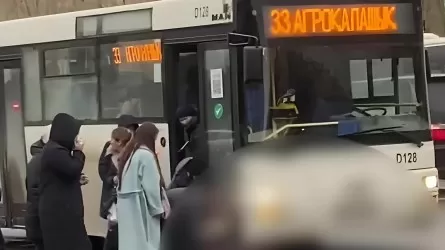 Ешкім көмектесуге тырыспады: Астанада әйел жүріп келе жатқан автобустан құлап кетті