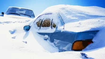 Снежный плен: дорожники в РК за сутки вызволили более 200 автомашин