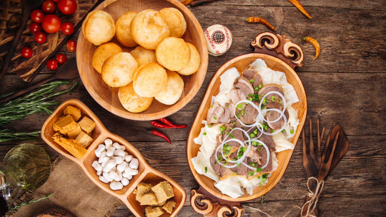 Шұлық киген тамаша ханым, мейрамхана иесі қызметкерді азғырды.