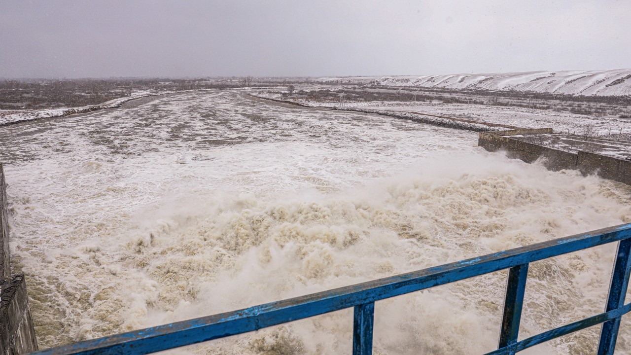 С Актюбинского водохранилища продолжают сброс воды. Оно заполнено на 100% |  Inbusiness.kz