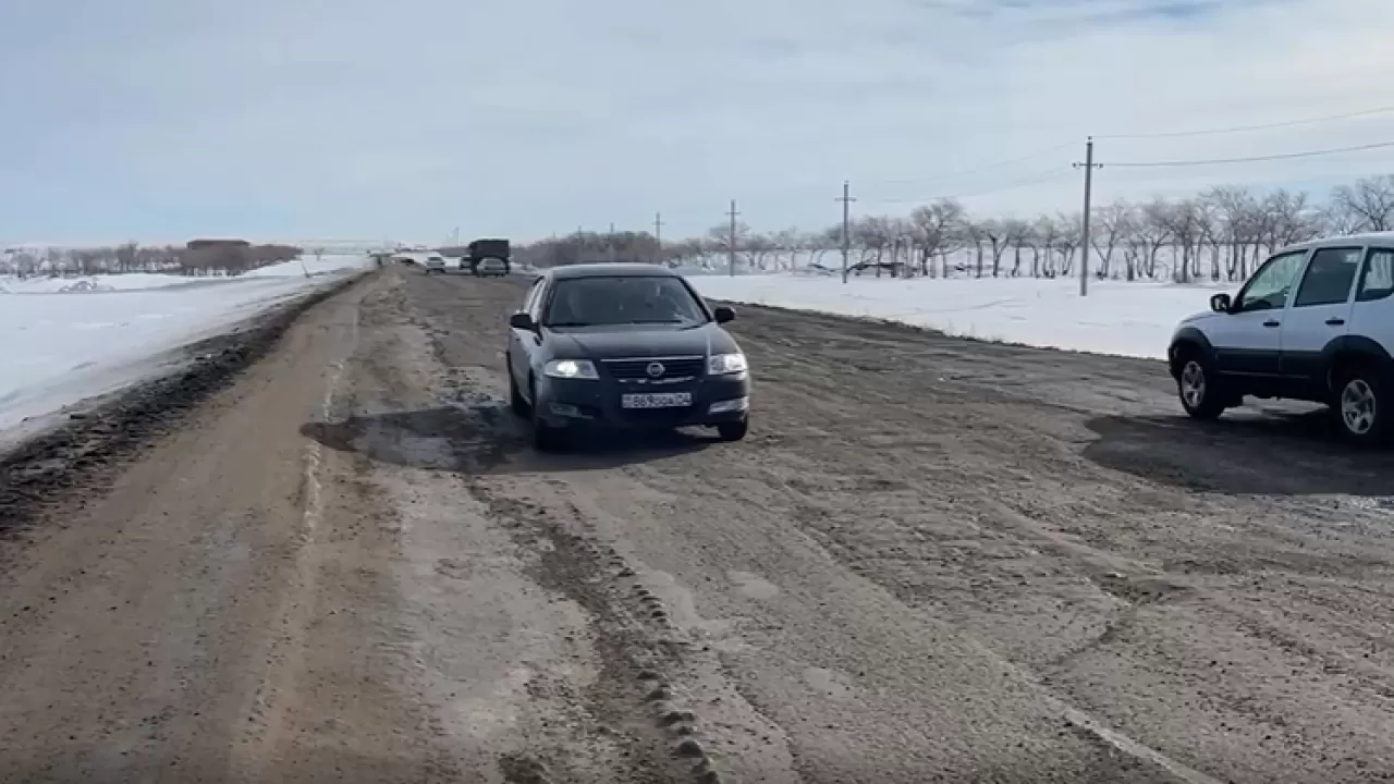 Тозығы жеткен жолдардың ақаулары көлік қозғалысына кедіргі келтіруде 