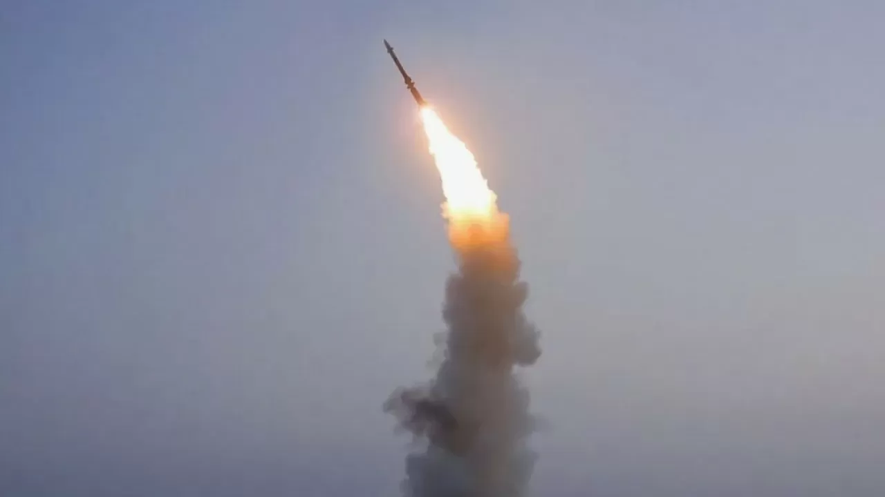 Две ракеты запустила КНДР в сторону Японского моря
