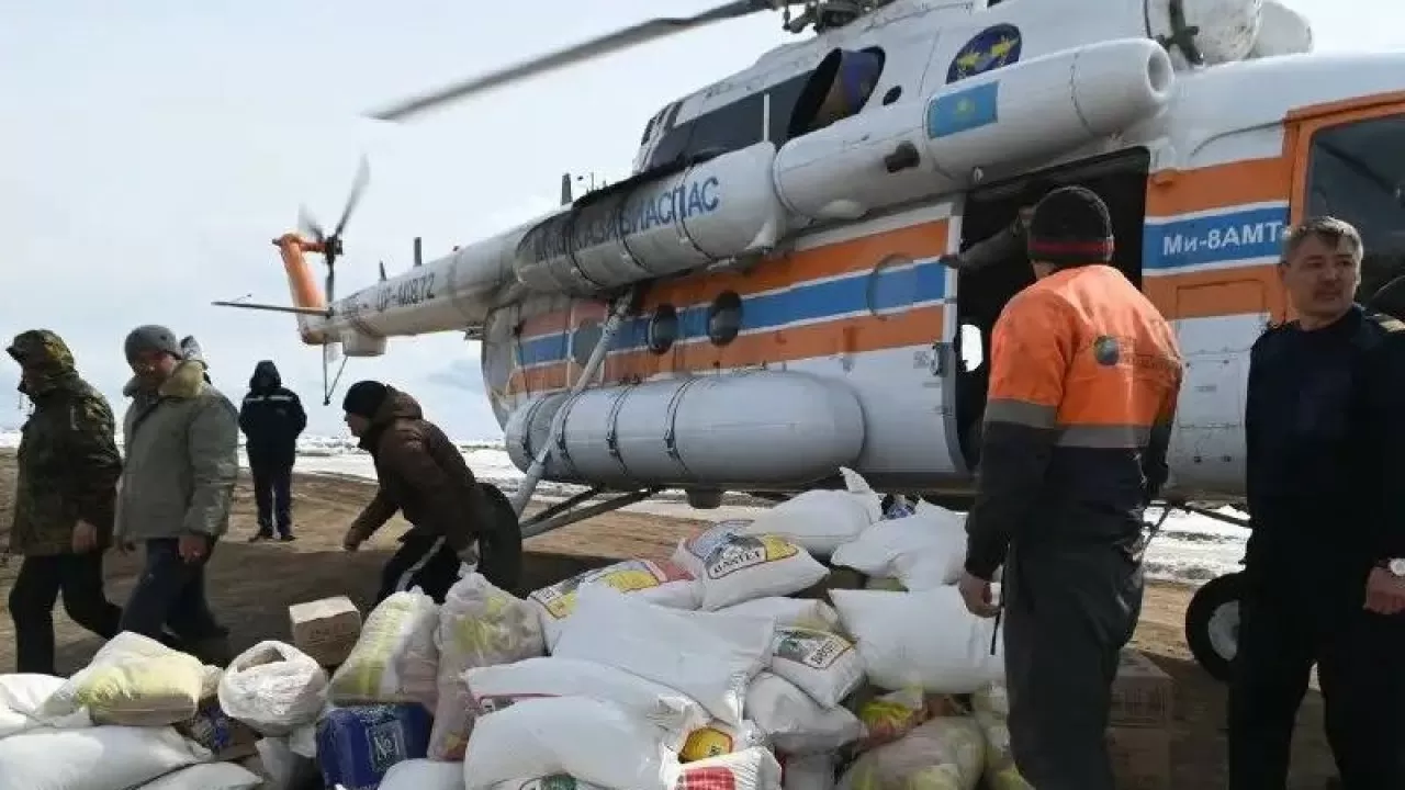 Ақсуатқа тікұшақпен тамақ пен дәрі-дәрмек жеткізілді