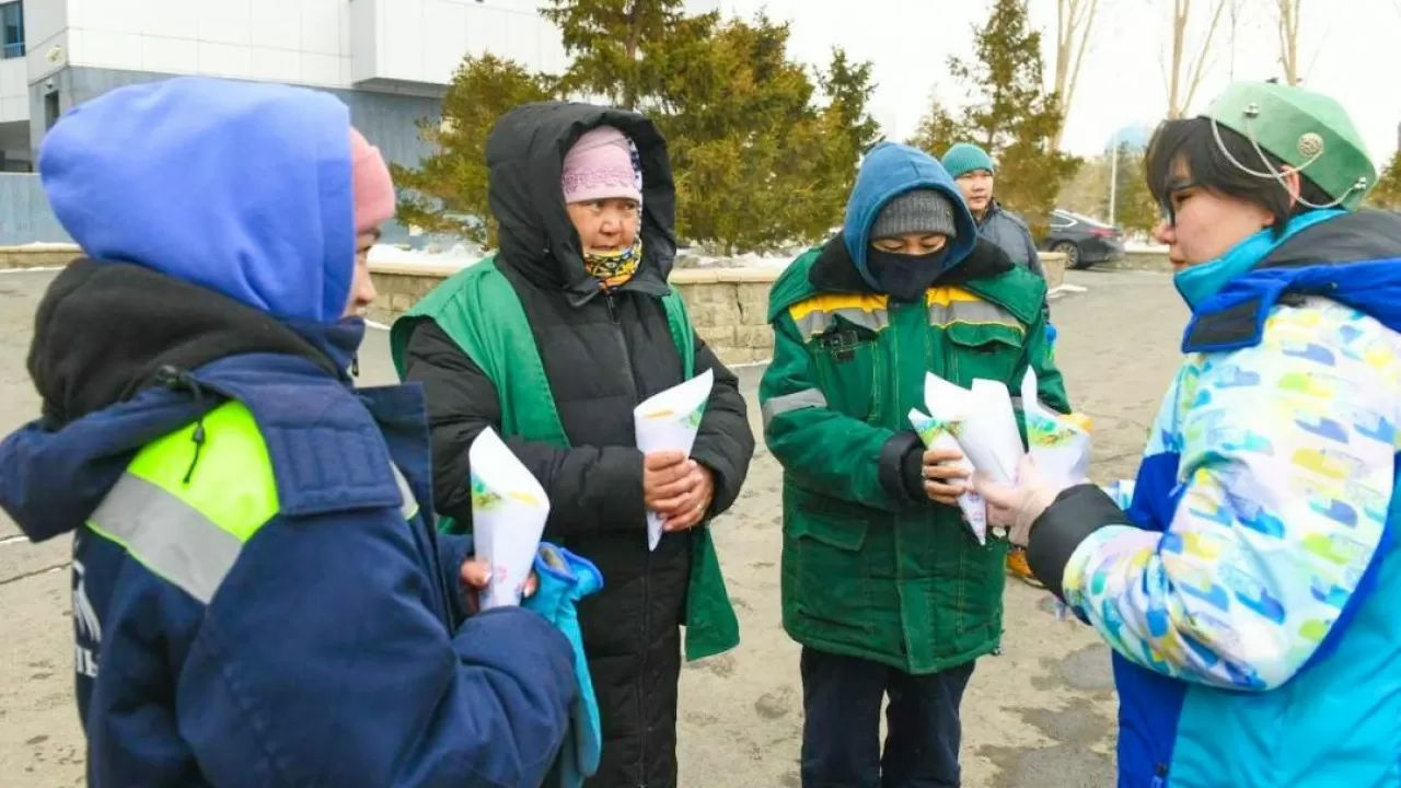 Еріктілер коммуналдық қызметкерлерге бауырсақ пен ыстық шай үлестірді