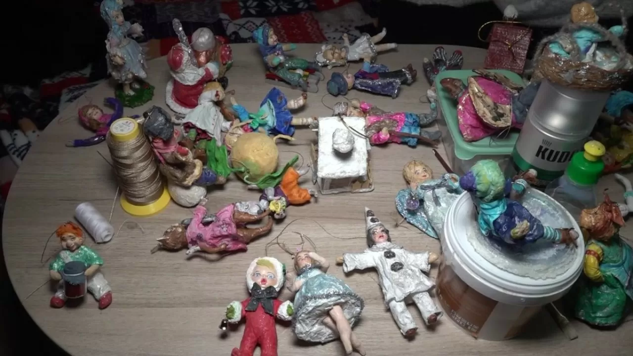 В Усть-Каменогорске мастерица создает авторские куклы из вторсырья