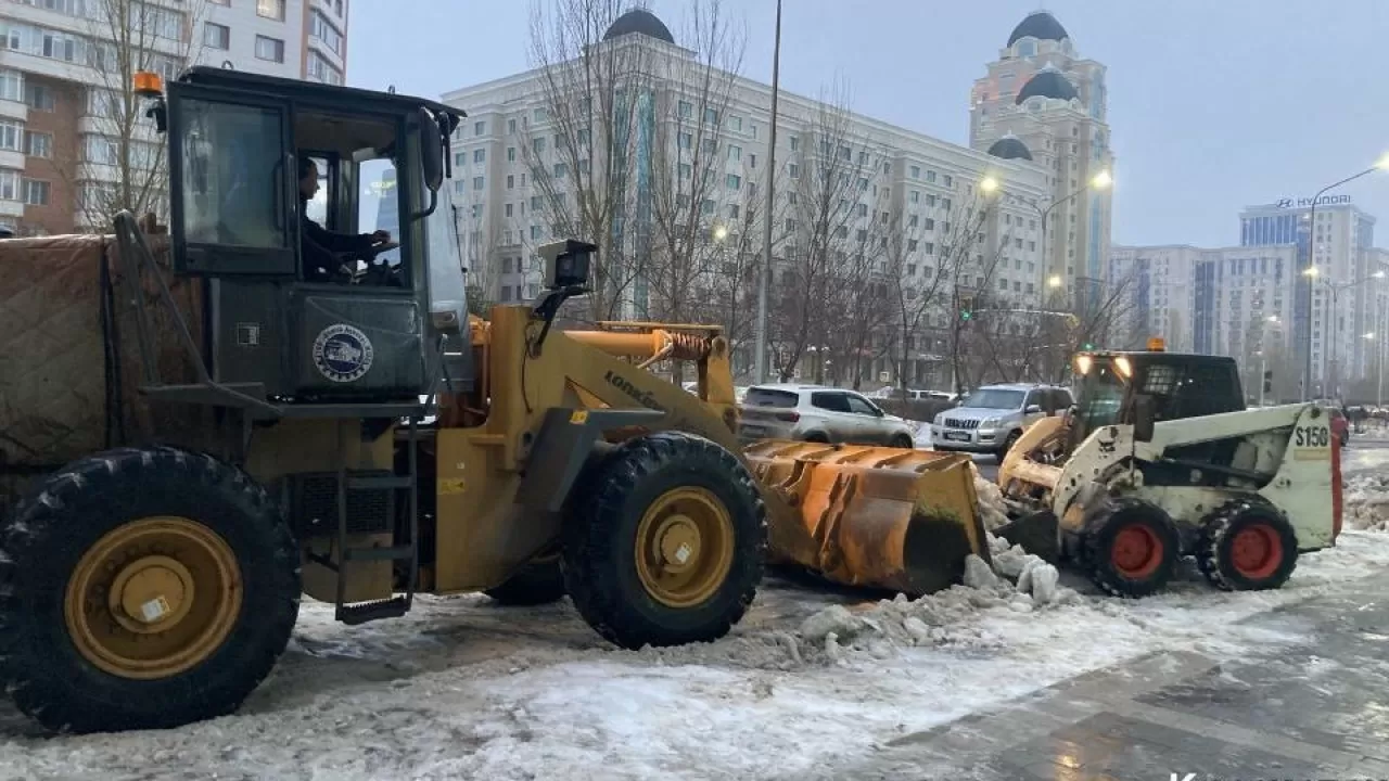 Астанада жаңбыр мен қардың салдары жойылуда