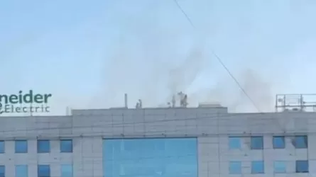 В одном из бизнес-центров Алматы случился пожар