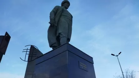 Постамент памятника за 65 миллионов тенге восстановили в Актау