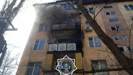 Из-за пожара на балконе эвакуировали жильцов дома в Таразе 