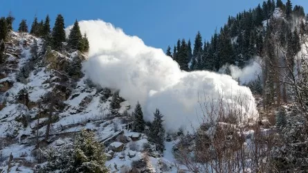 В МЧС РК сообщили об опасности схода лавин и камнепадах в горах
