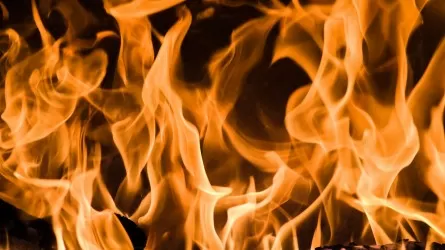 Склад горит в Астане, площадь пожара 1000 квадратных метров